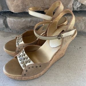 Report Signature || gold Kinga wedge sandals